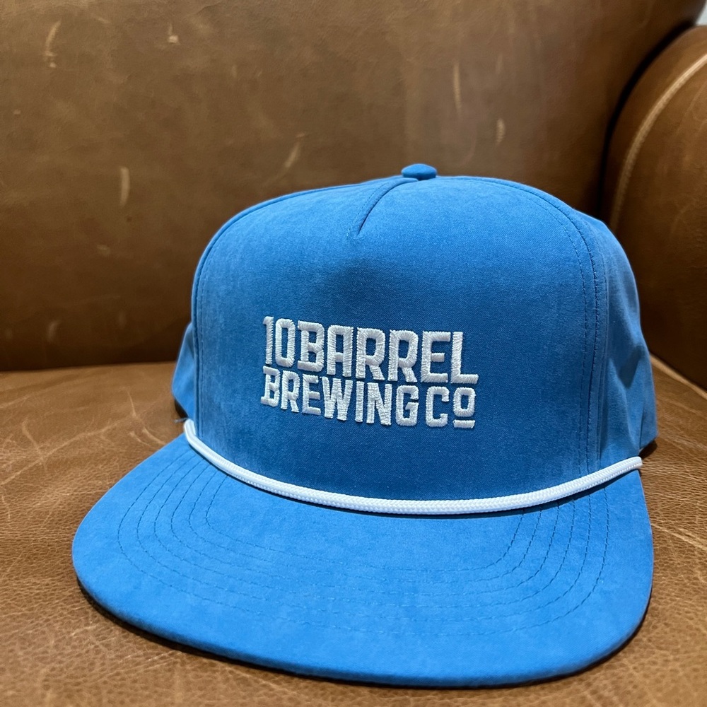 Men’s snap back hat. Blue. OS